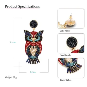 Boucles d'oreilles hibou colorées et extravagantes avec monture dorée et perles nacrées