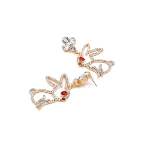 Gros plan de boucles d'oreilles lapin avec strass blancs et yeux en pierre rouge