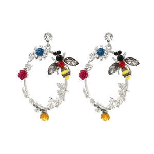 Orecchini a cerchio in argento con api smaltate colorate, rose rosse e fiori blu