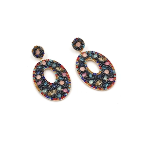 Geometrische Boho-Ohrhänger mit bunten Kristallen und dunkelgrauen Perlen für Damen