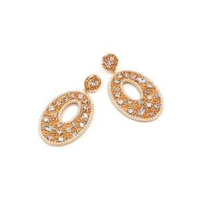 Detailansicht goldener Vintage-Ohrringe mit weißen Perlen und glitzernden Strasssteinen
