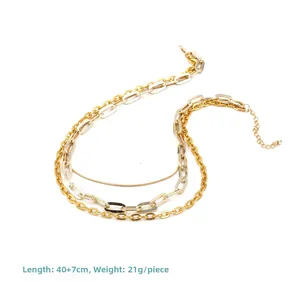 Détail du collier à couches mixtes or et argent avec spécification de 40+7cm