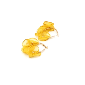 Dettaglio orecchini a fiore in tessuto giallo con perle bianche e cerchi in oro