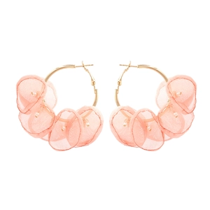 Orecchini a cerchio dorati con petali di pizzo rosa e perle bianche delicate