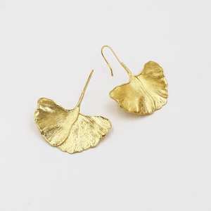 Vintage gold ginkgo leaf dangle earrings with a brushed metal texture and hook design