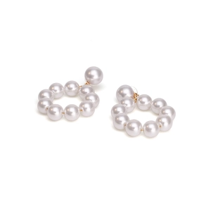 Vue macro de boucles d'oreilles en perles circulaires avec attaches en métal doré