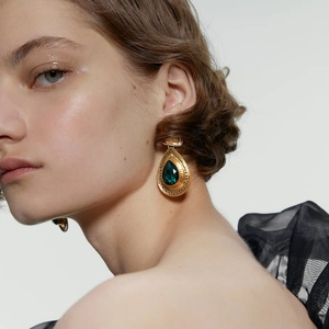 Boucles d'oreilles vintage en forme de goutte dorée avec cristal vert et texture martelée