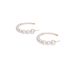 Boucles d'oreilles dorées en forme de C avec perles blanches dégradées sur fond blanc