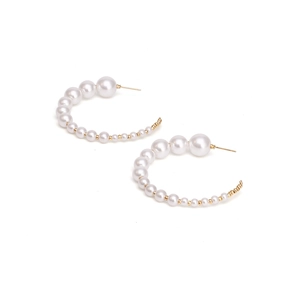 Boucles d'oreilles créoles C en perles avec détails dorés sur fond blanc minimaliste