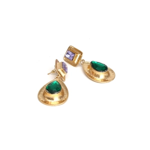 Boucles d'oreilles vintage dorées en forme de goutte avec cristaux violets et verts