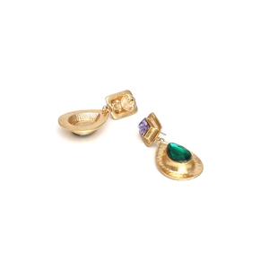 Détails de boucles d'oreilles dorées en gouttes avec cristaux violets et verts martelés