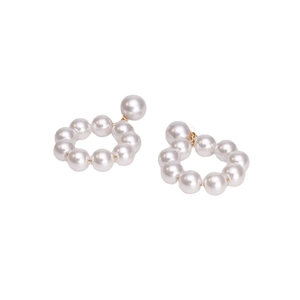 Boucles d'oreilles élégantes en perles avec accents dorés sur fond blanc impeccable