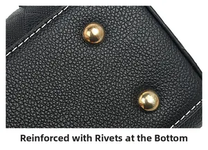 Détail du fond de sac en cuir litchi noir avec surpiqûres blanches et rivets dorés
