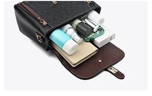 Détail montrant la grande capacité intérieure de ce sac à bandoulière tissé avec accessoires