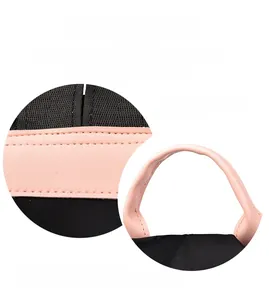 Détail du sac à dos en nylon rose et noir avec poignée en cuir renforcée et crochet métal