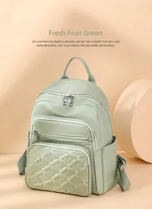 Detail van de fruitgroene oxford rugzak met verfijnd waaiervormig gewatteerd borduurwerk