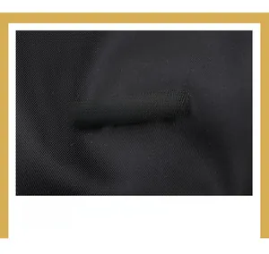 Vue macro du tissu en nylon noir durable avec logo JINGPIN métallique sur le sac à dos