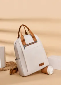 Detailweergave van een crème oxford stoffen rugzak met bruine banden in lifestyle-stijl