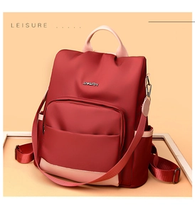 Vue détaillée du sac à dos en nylon imperméable avec couleurs contrastées et logo en métal