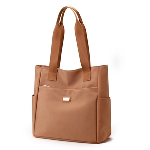 Grand sac cabas en nylon marron avec larges bandoulières et poches zippées