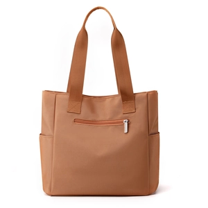 Grand sac cabas en nylon marron caramel avec plusieurs poches et larges bandoulières