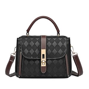 Sac à main classique en cuir noir avec gaufrage en losange et garniture marron, vue de face