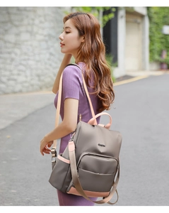 Gros plan sur le sac à dos en nylon imperméable avec bordure en cuir rose élégant