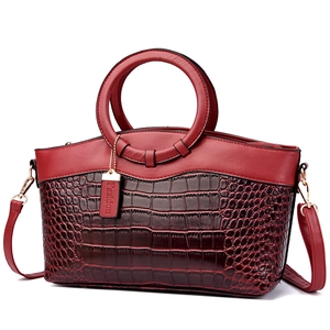 Sac à main élégant bordeaux à motif crocodile avec poignées rondes et bandoulière