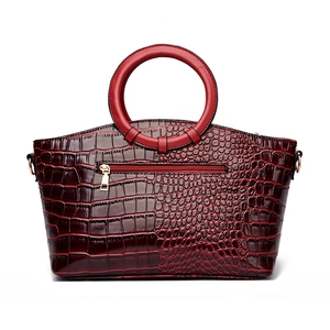 Sac à main bordeaux en similicuir crocodile avec poignées rondes et poche zippée