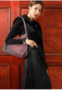 Détail du sac bandoulière avec patchwork de strass et finitions argentées sur cuir