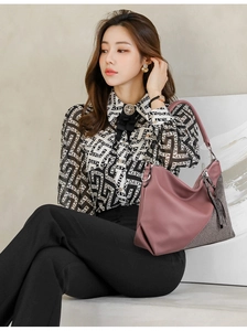 Sac hobo chic mauve avec empiècement scintillant porté par un mannequin dans un style épuré