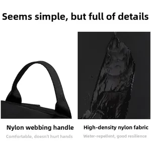 Detail van waterdichte nylon stof met waterdruppels en duurzame handgreep van singelband
