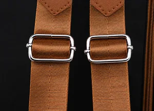 Detail van verstelbare nylon schouderband met zilveren gesp en leren versteviging