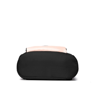 Vue du fond d'un sac à dos en nylon grande capacité au design noir et rose bicolore