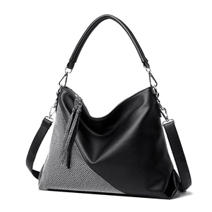 Sac à main noir en cuir grainé avec détails en strass brillants et fermeture à pompon