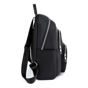 Stijlvolle zwarte nylon rugzak voor dames met multi-pocket design en zilveren ritsen