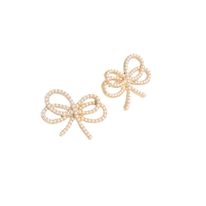 Boucles d'oreilles nœud dorées avec incrustation de perles et strass sur fond blanc