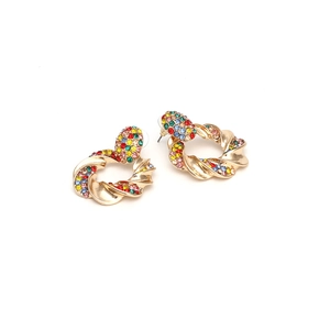 Orecchini a cerchio dorati ritorti con cristalli multicolore e design geometrico rétro