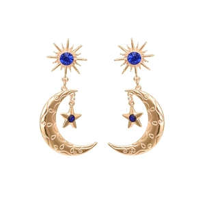 Boucles d'oreilles pendantes soleil et lune dorées avec strass bleus motif céleste
