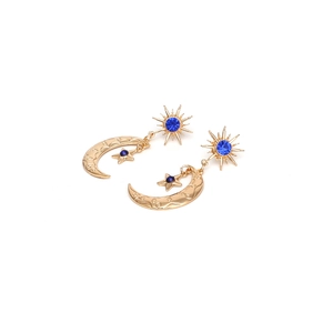Vue détaillée de boucles d'oreilles célestes dorées avec strass bleus et pendentifs lune