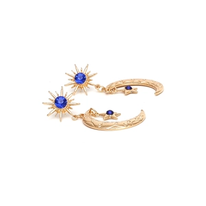 Détails de boucles d'oreilles pendantes étoile et lune dorées avec cristaux bleus