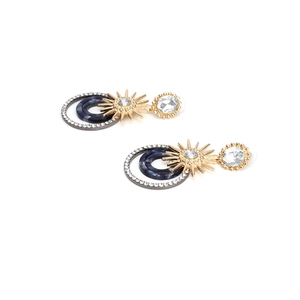 Détails des boucles d'oreilles pendantes avec cercles en résine bleue et cristaux