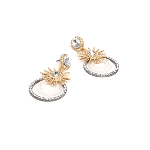 Détail de boucles d'oreilles tournesol avec cercles acryliques et clous en cristal