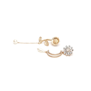 Goldene Sonnenblumen- und Mondohrringe mit Perlenquasten und Kristallakzenten im asymmetrischen Stil