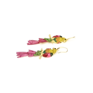 Détail de boucles d'oreilles perroquet colorées avec des strass et de l'émail travaillé
