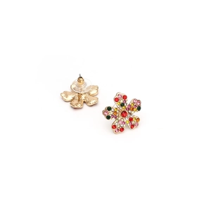 Vue détaillée des boucles d'oreilles fleurs en cristal avec strass colorés et base dorée