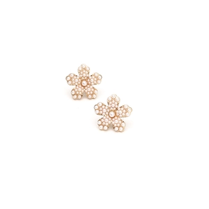 Détail de boucles d'oreilles fleurs en perles avec base en alliage doré et perles blanches