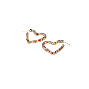 Gros plan de boucles d'oreilles créoles cœur dorées avec strass colorés sertis