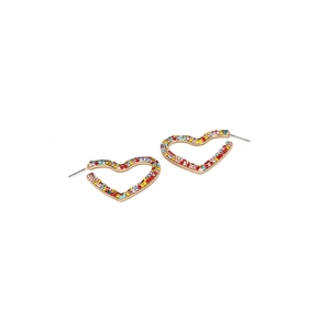 Détail de créoles en forme de cœur dorées ornées de strass multicolores éclatants