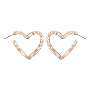 Boucles d'oreilles cœur dorées avec deux rangées de perles sur un fond blanc épuré
